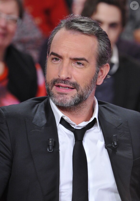 Jean Dujardin très sérieux pendant le tournage de l'émission Vivement Dimanche à Paris le 20 février 2013.