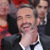 Jean Dujardin heureux pendant l'enregistrement de l'émission Vivement Dimanche à Paris le 20 février 2013.