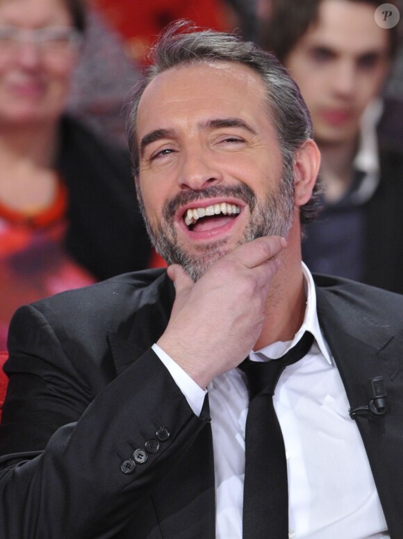 Jean Dujardin heureux pendant l'enregistrement de l'émission Vivement Dimanche à Paris le 20 février 2013.