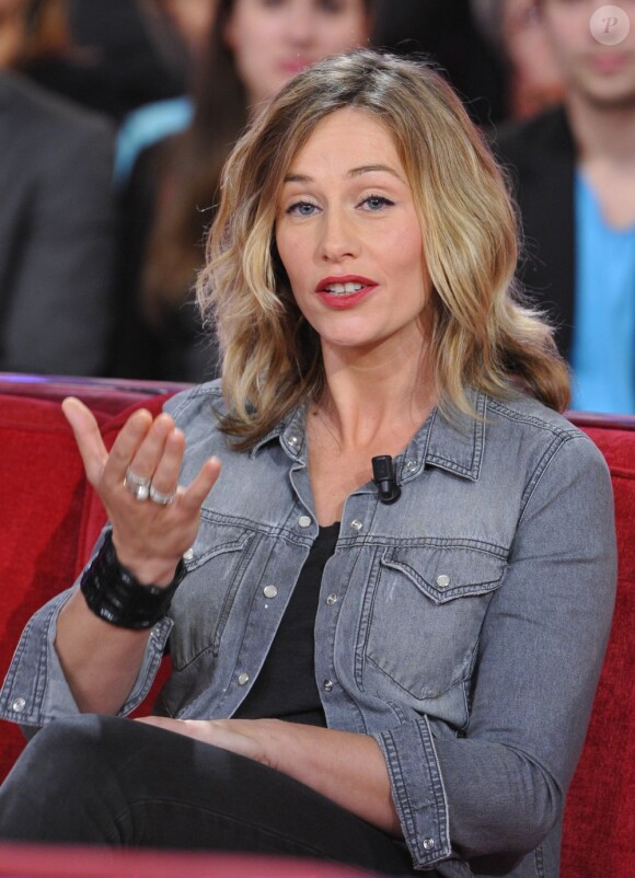 Cécile de France pendant l'émission Vivement Dimanche à Paris le 20 février 2013. Le programme sera diffusé le 24 février.