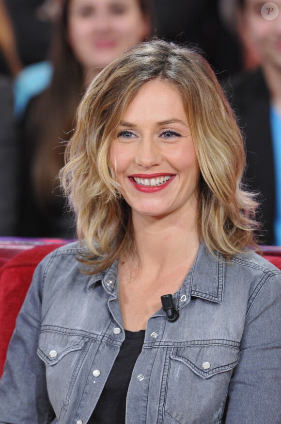 Cécile de France tout sourire pendant le tournage de l'émission Vivement Dimanche à Paris le 20 février 2013.