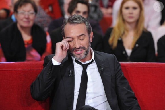 Jean Dujardin dans le rire lors de l'enregistrement de l'émission Vivement Dimanche à Paris le 20 février 2013.
