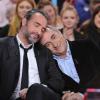 Jean Dujardin rejoue le fameux cliché de Jean sur l'épaule (avec Clooney avant les Oscars), ici d'Antoine Dulery pendant l'enregistrement de l'émission Vivement Dimanche à Paris le 20 février 2013.