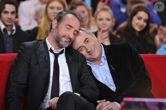 Jean Dujardin rejoue le fameux cliché de Jean sur l'épaule (avec Clooney avant les Oscars), ici d'Antoine Dulery pendant l'enregistrement de l'émission Vivement Dimanche à Paris le 20 février 2013.