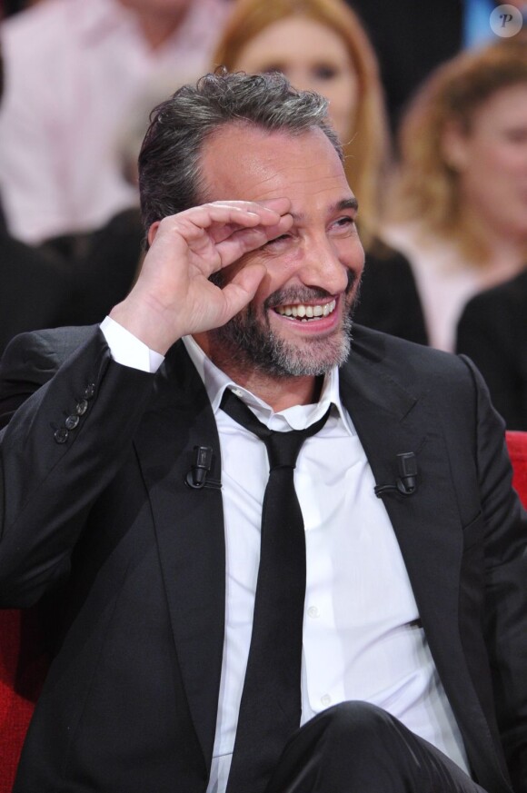 Jean Dujardin éclate de rire pendant l'enregistrement de l'émission Vivement Dimanche à Paris le 20 février 2013.