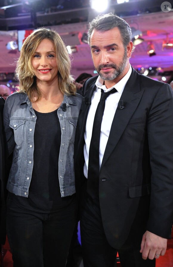 Cécile de France et Jean Dujardin posent pendant l'enregistrement de l'émission Vivement Dimanche à Paris le 20 février 2013.