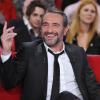 Jean Dujardin joyeux à l'émission Vivement Dimanche à Paris le 20 février 2013. Le programme sera diffusé le 24 février.