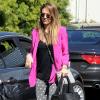 La belle Jessica Alba arrive à ses bureaux à Santa Monica dans un look coloré. Le 20 février 2013