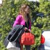 Jessica Alba arrive à ses bureaux à Santa Monica dans un look coloré. Le 20 février 2013