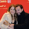 Izïa Higelin, meilleur espoir, et le réalisateur de Mauvaise Fille, Patrick Mille lors de la cérémonie des César à Paris au sein du théâtre du Châtelet le 22 février 2013