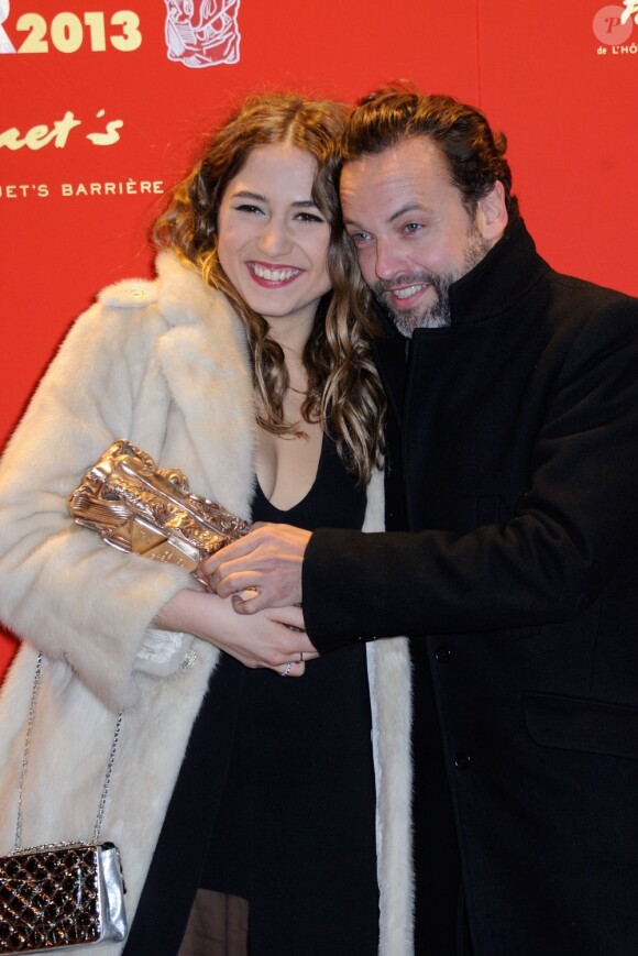 Izïa Higelin, meilleur espoir, et le réalisateur de Mauvaise Fille, Patrick Mille lors de la cérémonie des César à Paris au sein du théâtre du Châtelet le 22 février 2013