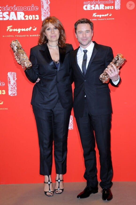 Valérie Benguigui et Guillaume de Tonquédec avec leurs César du meilleur second rôle pour Le Prénom lors de la cérémonie des César à Paris au sein du théâtre du Châtelet le 22 février 2013