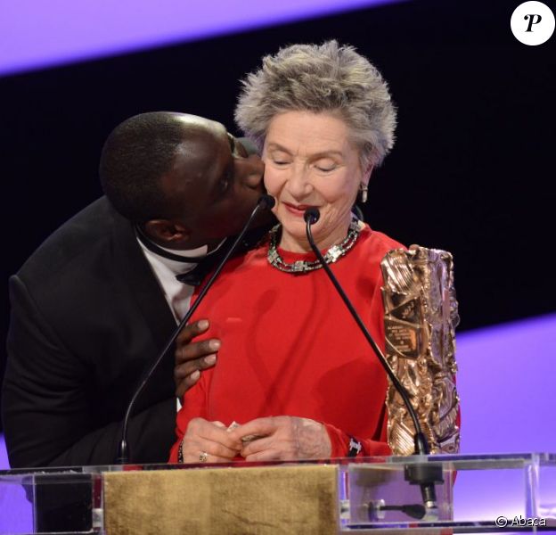Omar Sy embrasse Emmanuelle Riva qui a obtenu le César de la meilleure actrice pour Amour, le 22 février 2013