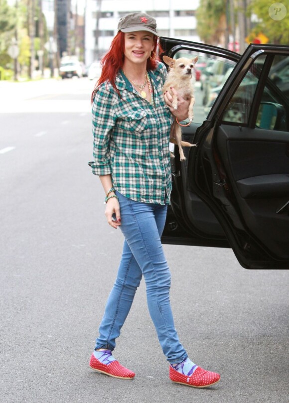 Juliette Lewis retrouvait son chihuahua après quelques courses chez Whole Food dans West Hollywood le 21 février 2013.