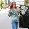 Juliette Lewis retrouvait son chihuahua après quelques courses chez Whole Food dans West Hollywood le 21 février 2013.