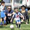 Le mannequin Heidi Klum, son petit ami Martin Kristen et ses enfants Leni, Henry, Johan et Lou profitent d'une belle journée ensoleillée au parc à Pacific Palisades, le 23 février 2013 - Leni, Henry et Johan ont joué au football