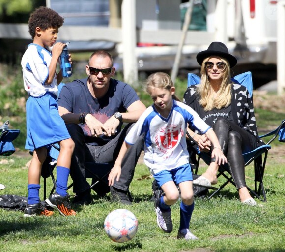 Le mannequin Heidi Klum, son petit ami Martin Kristen et ses enfants Leni, Henry, Johan et Lou profitent d'une belle journée ensoleillée au parc à Pacific Palisades, le 23 février 2013 - Leni, Henry et Johan ont joué au football