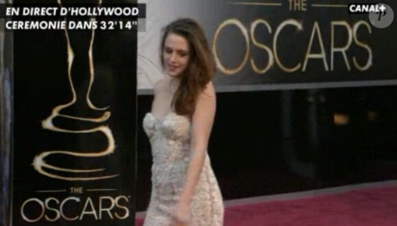 Kristen Stewart a un souci à la jambe paraît-il, une entorse ? - 24 février 2013 aux Oscars