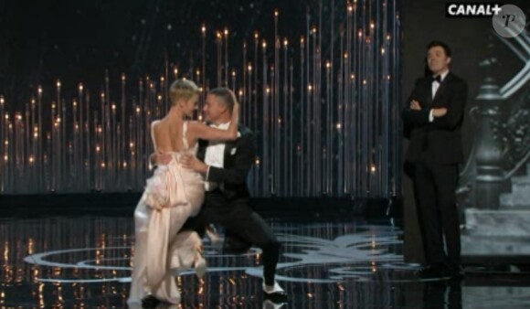 Charlize Theron danse lors des Oscars 2013 - 24 février