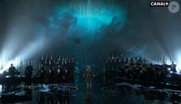 Adele chante Skyfall, chanson en lice, lors des Oscars 2013
