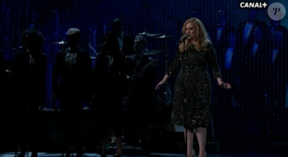La chanteuse anglaise Adele interprète Skyfall lors des Oscars 2013