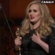 Adele recevant l'Oscar de la meilleure chanson originale pour Skyfall, dans le film du même nom, lors des Oscars 2013