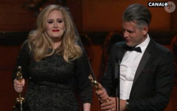 Adele Adkins et Paul Epworth reçoivent l'Oscar de la meilleure chanson originale pour Skyfall, dans le film du même nom, lors des Oscars 2013