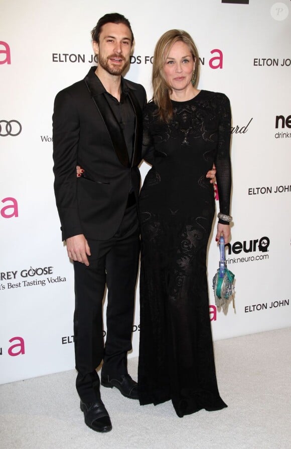 Sharon Stone et son petit ami, Martin Mica, à la soirée organisée par la fondation Elton John en marge des Oscars, le 24 février 2013 à Los Angeles.