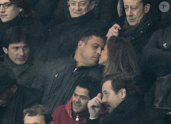 Ronaldo et sa compagne lors du match entre le Paris Saint-Germain et l'Olympique de Marseille (2-0) le 24 février 2013 au Parc des Princes à Paris