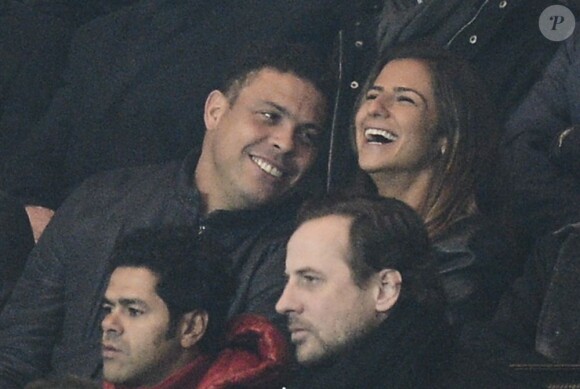 Ronaldo et sa compagne, heureux lors du match entre le Paris Saint-Germain et l'Olympique de Marseille (2-0) le 24 février 2013 au Parc des Princes à Paris