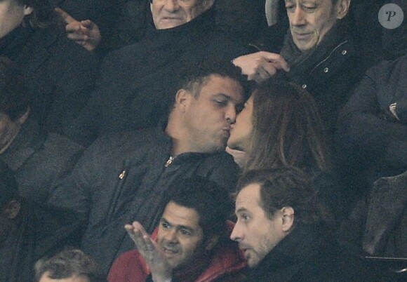 Ronaldo et sa compagne, amoureux lors du match entre le Paris Saint-Germain et l'Olympique de Marseille (2-0) le 24 février 2013 au Parc des Princes à Paris