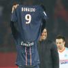 Zlatan Ibrahimovitch présente le maillot du PSG au nom de Ronaldo le 24 février 2013 au Parc des Princes avant le match entre le Paris Saint-Germain et l'Olympique de Marseille à Paris
