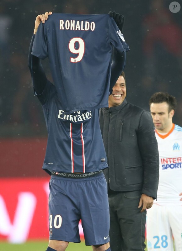 Zlatan Ibrahimovitch présente le maillot du PSG au nom de Ronaldo le 24 février 2013 au Parc des Princes avant le match entre le Paris Saint-Germain et l'Olympique de Marseille à Paris