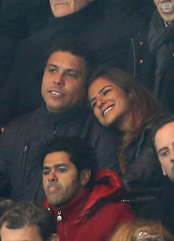 Ronaldo et sa girlfriend dans les tribunes du Parc des Princes le 24 février 2013 lors du match entre le PSG et l'OM (2-0) à Paris