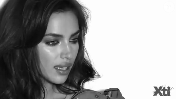 Image du making of de la campagne printemps-été 2013 de la marque Xti avec la torride Irina Shayk.