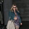 Exclusif - Fergie, enceinte et stylée, arrive à l'aéroport de Roissy Charles de Gaulle. Elle se rendra ensuite au Zénith de Paris pour assister au concert de Kanye West. Le 25 février 2013.