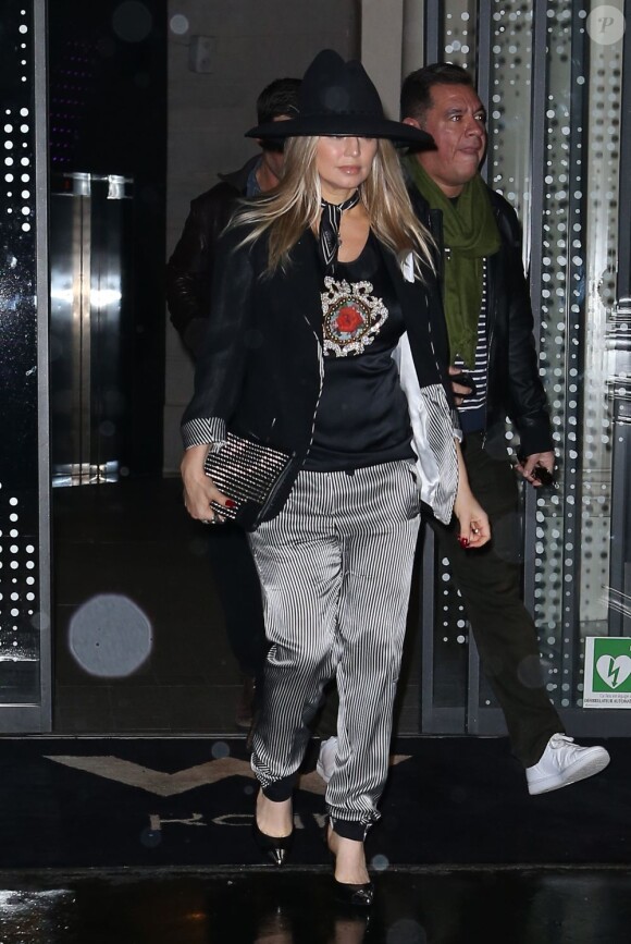 Exclusif - Fergie, enceinte et stylée, se dirige vers le Zénith de Paris pour assister au concert de Kanye West. Le 25 février 2013.