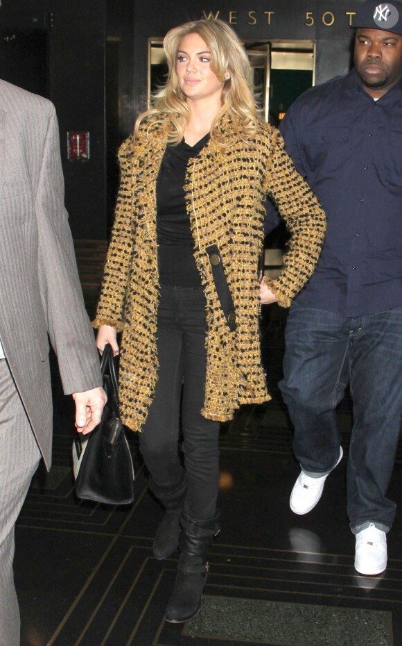 Kate Upton sort des studios de NBC après son passage dans l'émission Late Night With Jimmy Fallon. New York, le 25 février 2013.