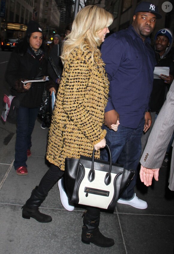 Kate Upton sort des studios de NBC après son passage dans l'émission Late Night With Jimmy Fallon. New York, le 25 février 2013.