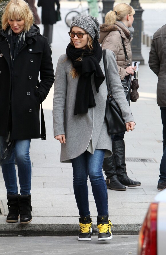 La jolie Jessica Biel dans les rues de Paris, le 26 février 2013.