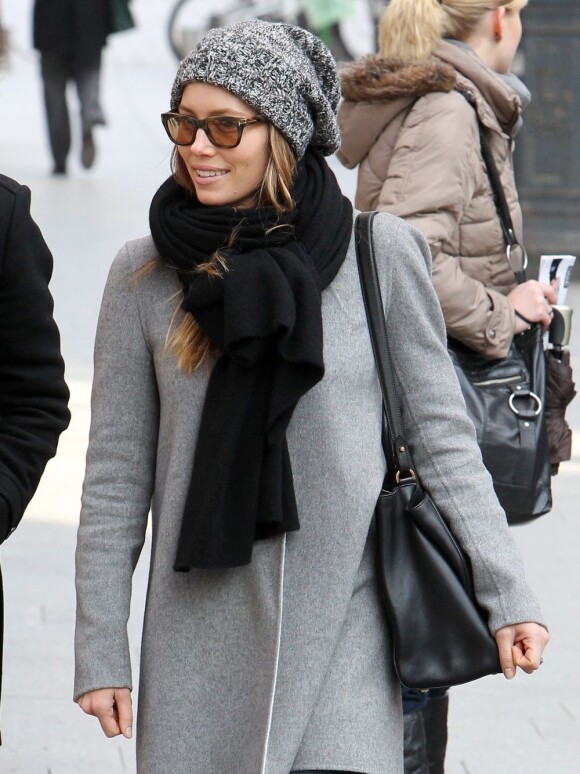 L'actrice Jessica Biel dans les rues de Paris, le 26 février 2013.