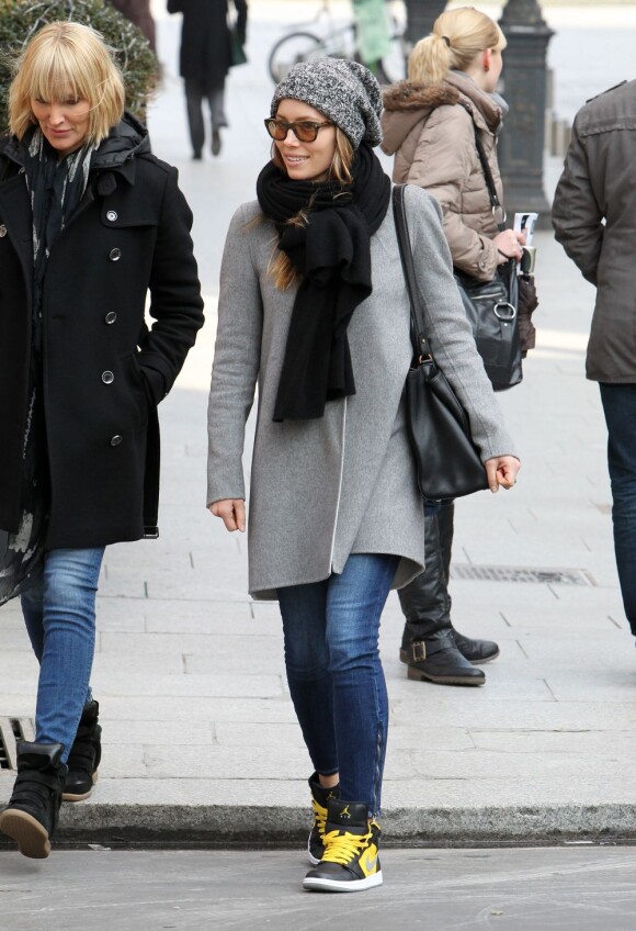 Jessica Biel est dans les rues de Paris, le 26 février 2013.