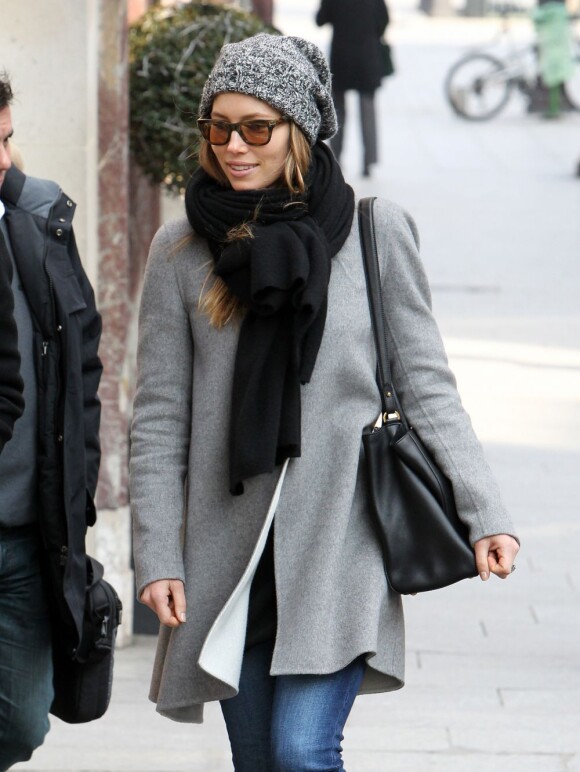 La belle Jessica Biel dans les rues de Paris, le 26 février 2013.