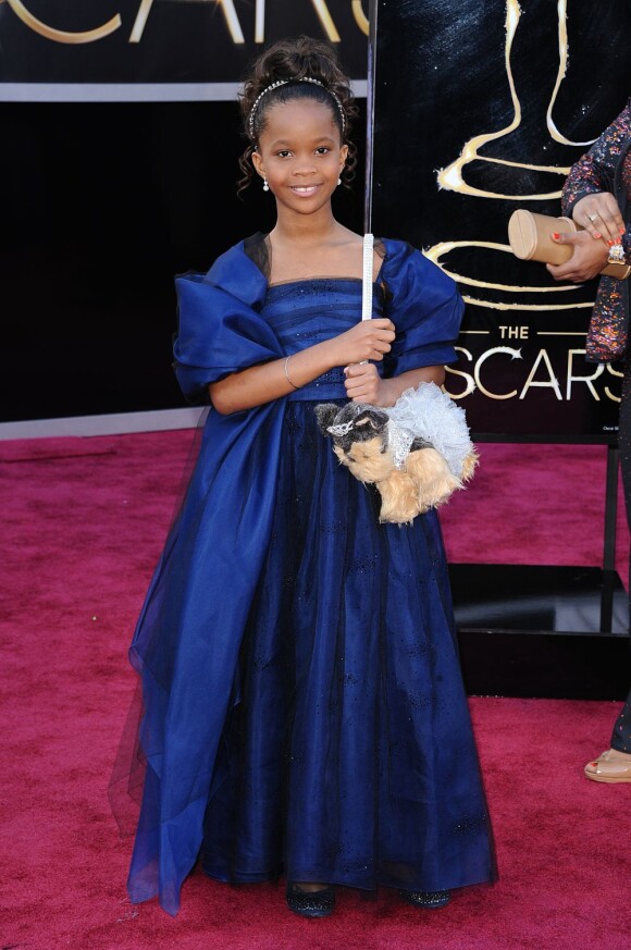 Quvenzhané Wallis arrive avec son mini-sac à la 85e cérémonie des Oscars, le 24 février 2013.