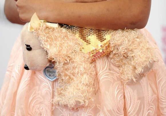 L'un des mini-sac de Quvenzhané Wallis, parfaitement marié à la couleur de sa robe, lors des Independent Spirit Awards le 23 février 2013.