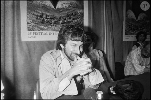Steven Spielberg présente E.T. au 39e Festival de Cannes en 1982.