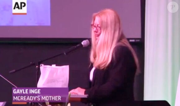 Gayle Inge, maman inconsolable, durant les obsèques de Mindy McCready le 26 février 2013.