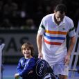 Michaël Llodra et son fils Théo lors du Paris BNP Paribas tennis Masters au Palais Omnisport de Paris Bercy le 3 novembre 2012