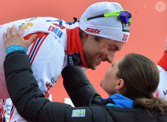 Fair-play, Victoria de Suède félicite le Norvégien Peter Northug, vainqueur du 15 km free style aux championnats du monde de ski nordique à Val di Fiemme, le 27 février 2013, devant le Suédois Johan Olsson.