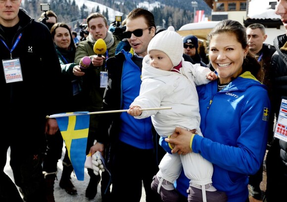 La princesse Estelle de Suède, adorable supportrice avec sa mère la princesse Victoria et son père le prince Daniel aux championnats du monde de ski nordique à Val di Fiemme en Italie le 26 février 2013.